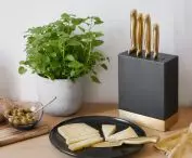 Black and gold create an elegant set