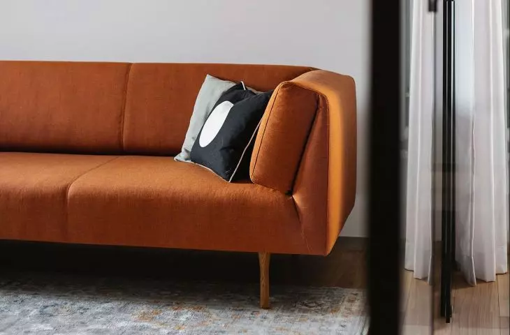 sofa w ceglastym kolorze