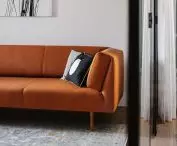 sofa w ceglastym kolorze