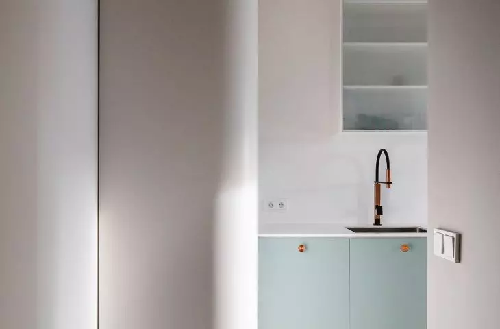 widok kuchni z przedpokoju