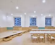 podesty umożliwiają dzieciom obserwację tego, co dzieje się na zewnątrz i budują topografię terenu wewnątrz sali