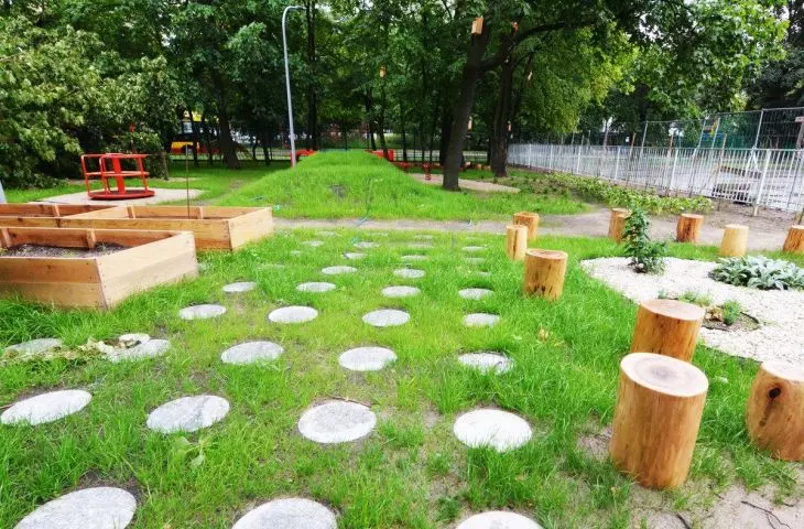 plac zabaw przy przedszkolu