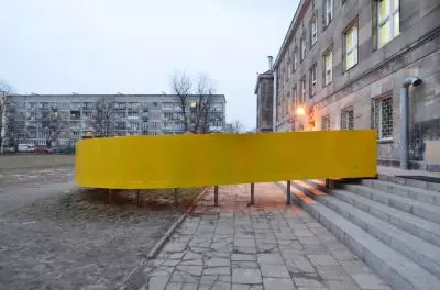 żółta ribbon-shaped ramp