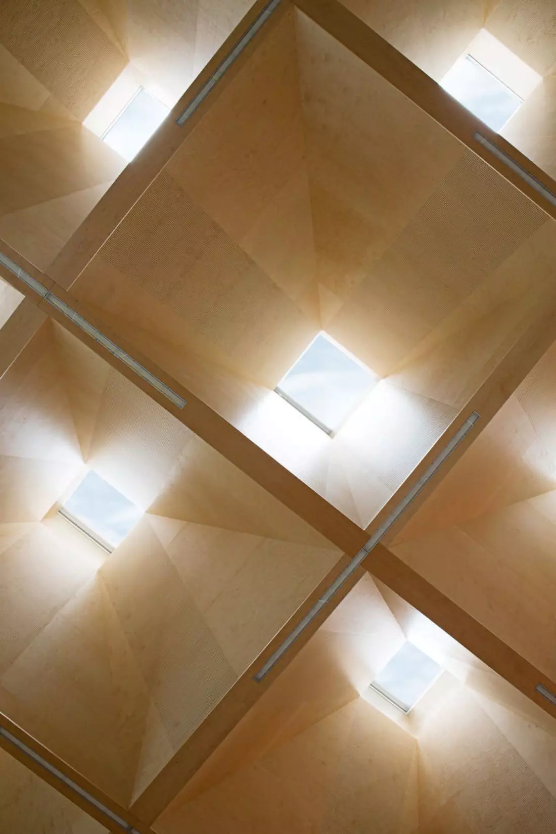 piramidy z oknami VELUX
pozwalają na dobre i równomierne oświetlenie całego pomieszczenia