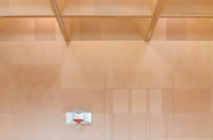 The grate supports the roof and at the same time lets daylight through