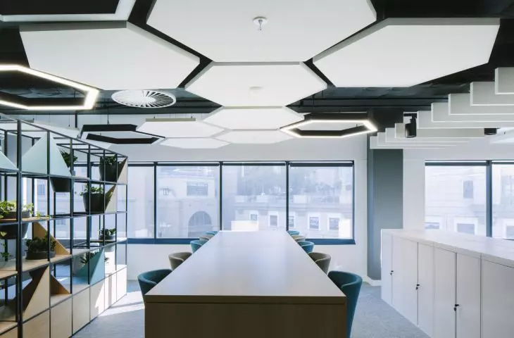 Sufitowa wyspa akustyczna Ecophon Solo Hexagon