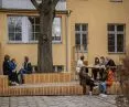 drewniany taras na wrocławskim podwórku to otwarte miejsce spotkań dla mieszkańców kamienicy