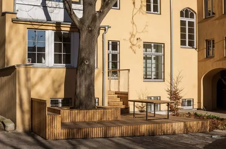 ażurowa konstrukcja tarasu wykonana jest z wąskich, rozstawionych co centymetr desek