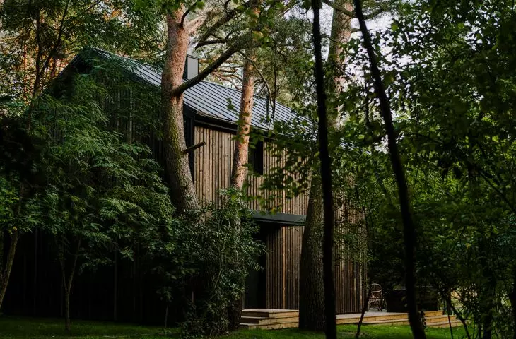 The wooden house from the 1960s was bought and renovated by Marta Puchalska-Kraciuk and Bartłomiej Kraciuk 