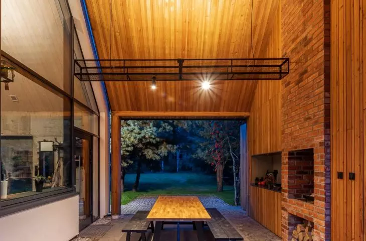 House in Pear Tree, covered recreational area