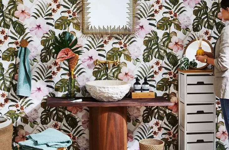 Bathroom in tropical and floral motifs