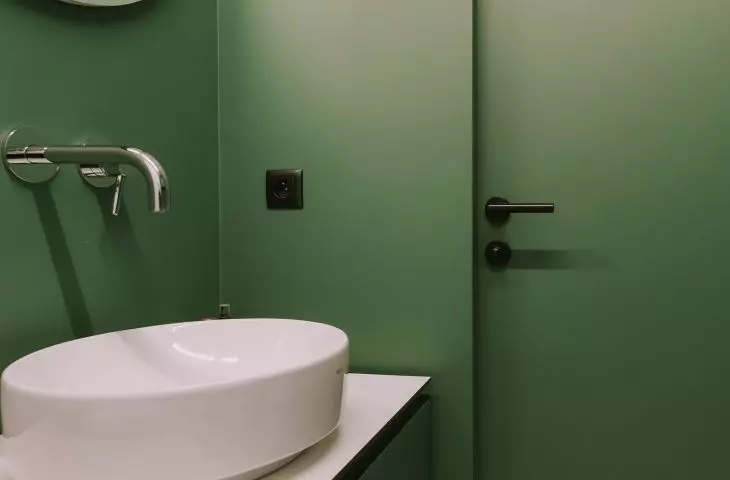 łazienka w zielonym kubiku mieszkania M1