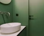 łazienka w zielonym kubiku mieszkania M1