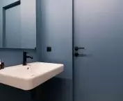 łazienka w niebieskim kubiku M3