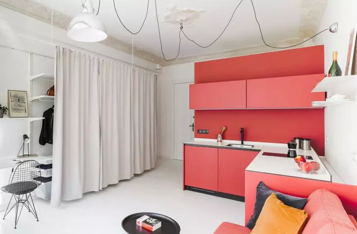w M4 architekci zdecydowali się na kubik i sofę w kolorze malinowym