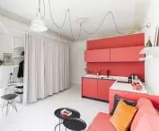 w M4 architekci zdecydowali się na kubik i sofę w kolorze malinowym