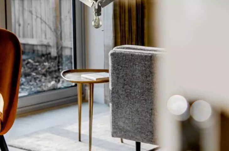 Lampa Nefretete z szarego filcu