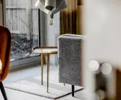 Lampa Nefretete z szarego filcu
