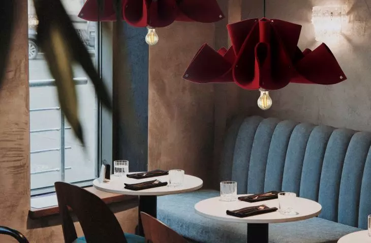Lampy dostępne są w kolorze bordo
