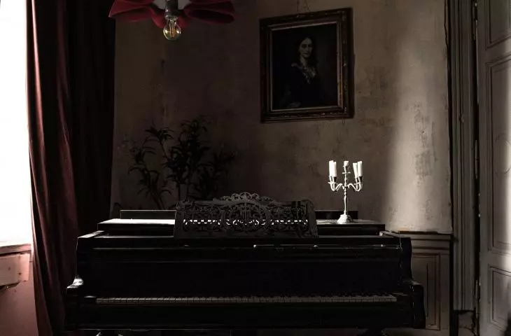 Lampa Lotus w kolorze bordo