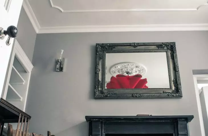Czerwony akcent we wnętrzu