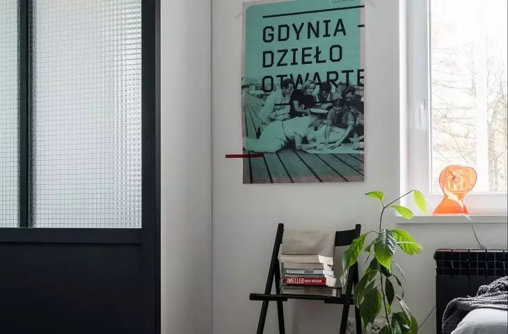 sypialnia oddzielona jest od salonu szklanymi ścianami