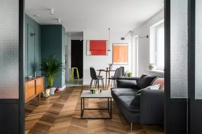 widok z&nbsp;sypialni na salon