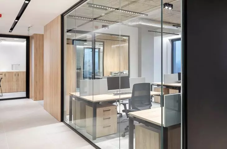 Minimalistyczne i wygłuszające ściany aluminiowo-szklane – hit wnętrzarski!