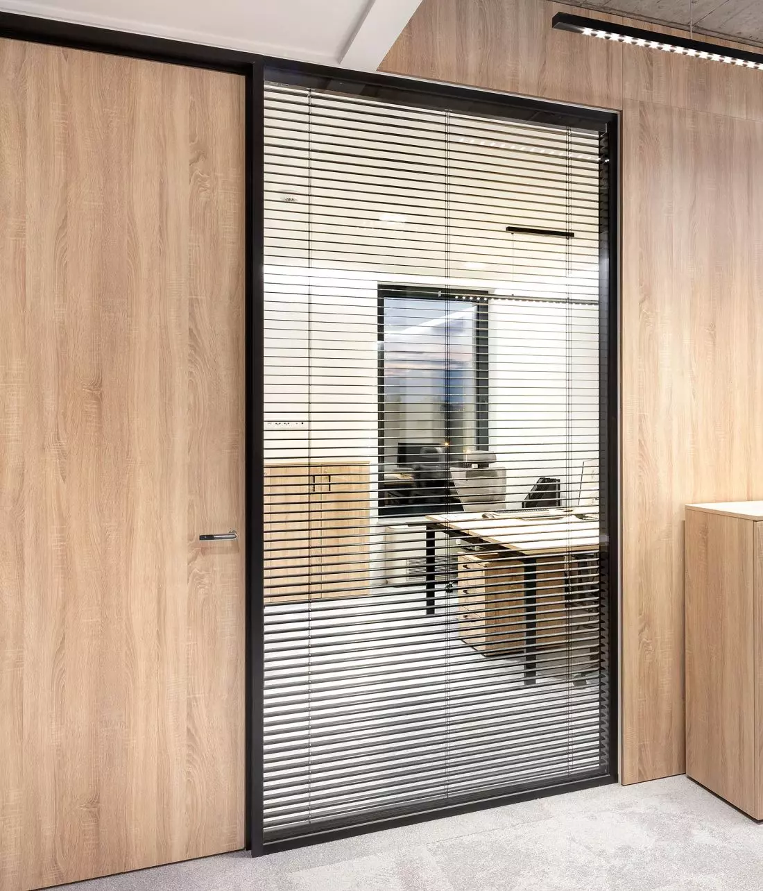 Minimalistyczne i wygłuszające ściany aluminiowo-szklane – hit wnętrzarski! © ALUFIRE
