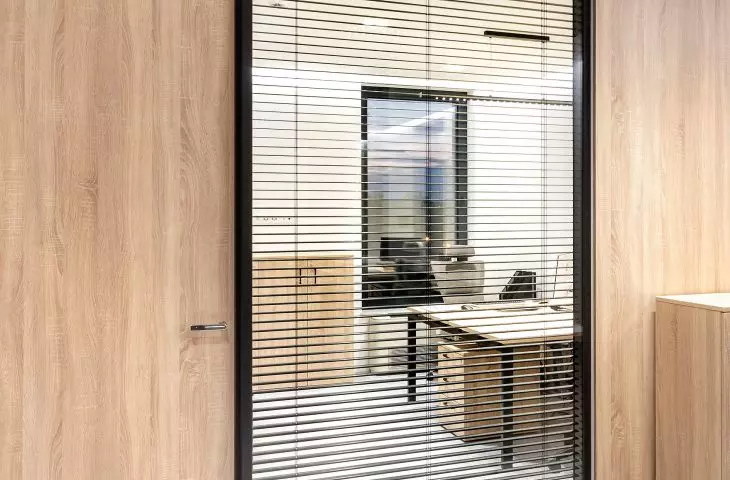 Minimalistyczne i wygłuszające ściany aluminiowo-szklane – hit wnętrzarski!