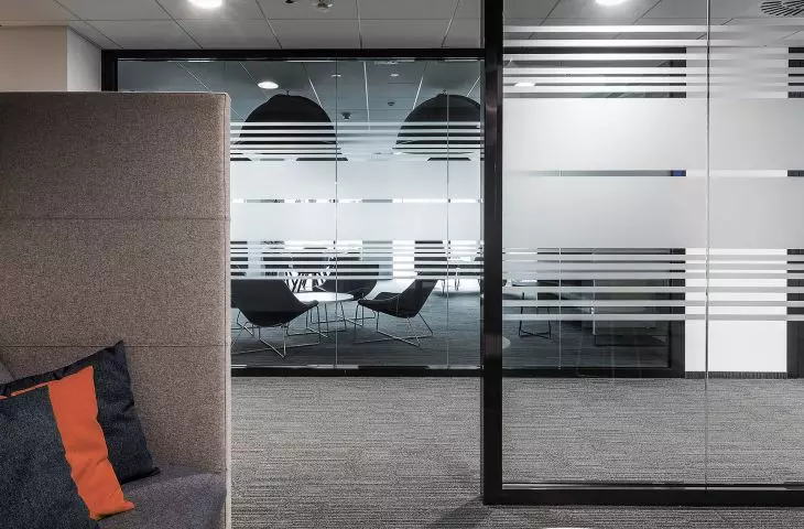 Minimalistyczne i wygłuszające ściany aluminiowo-szklane – hit wnętrzarski!