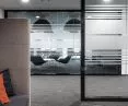 Minimalistyczne i wygłuszające ściany aluminiowo-szklane – hit wnętrzarski!
