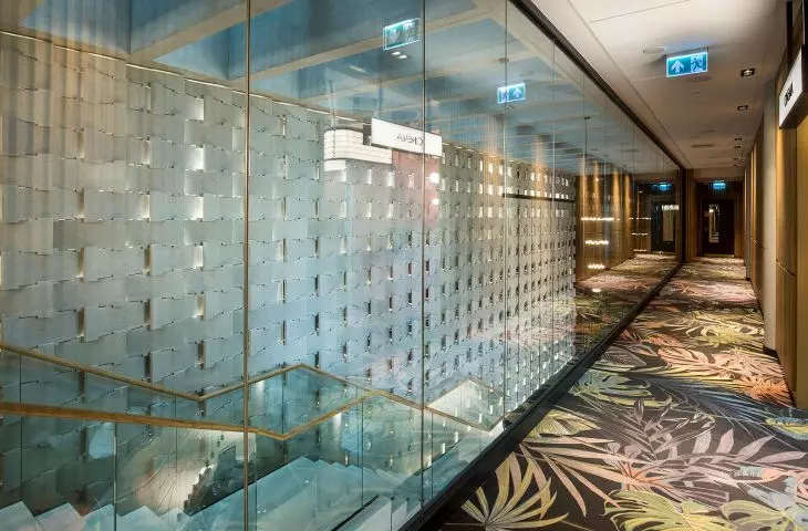 Minimalist and soundproofing aluminum and glass walls - an interior design hit!