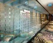 Minimalist and soundproofing aluminum and glass walls - an interior design hit!