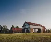 Dach pokryty jest ceramiczną dachówką