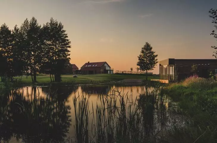 Nad stawem znajduje się pawilon