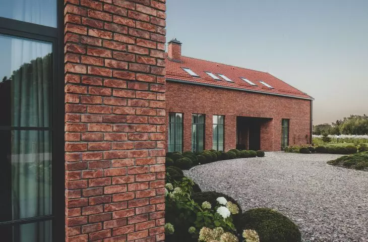 Cegła na elewacji i wewnętrzne podwórko