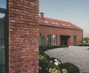 Cegła na elewacji i wewnętrzne podwórko