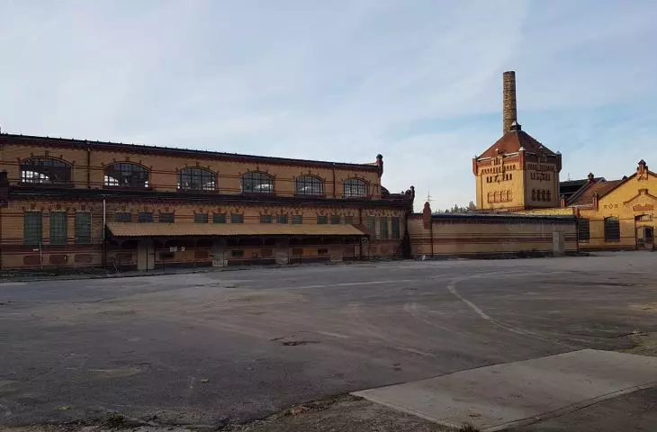 Old Slaughterhouse - the central part behind the main gate, left: the slaughterhouse building planned for adaptation into an auditorium.