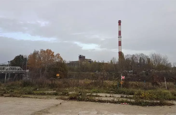 The complex of the defunct Garbary thermal power plant in Ostrów Tumski before the demolition of the chimney.