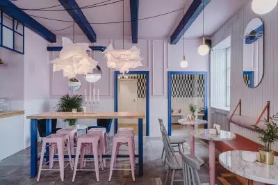 projektanci broke the pink color with elements in contrasting colors