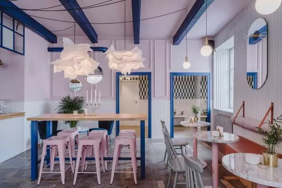 projektanci broke the pink color with elements in contrasting colors