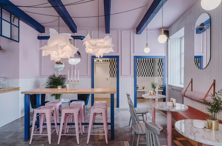 The designers broke the pink color with elements in contrasting colors with it