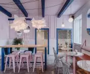 The designers broke the pink color with elements in contrasting colors with it