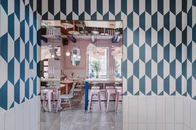 całość are complemented by patterned walls