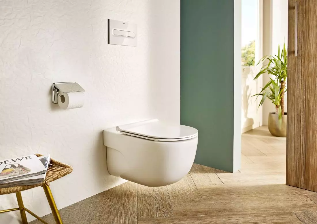Nowoczesne zestawy WC z modnymi deskami slim Roca