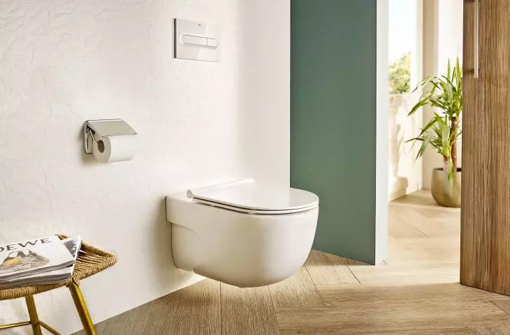 Nowoczesne zestawy WC z modnymi deskami slim Roca