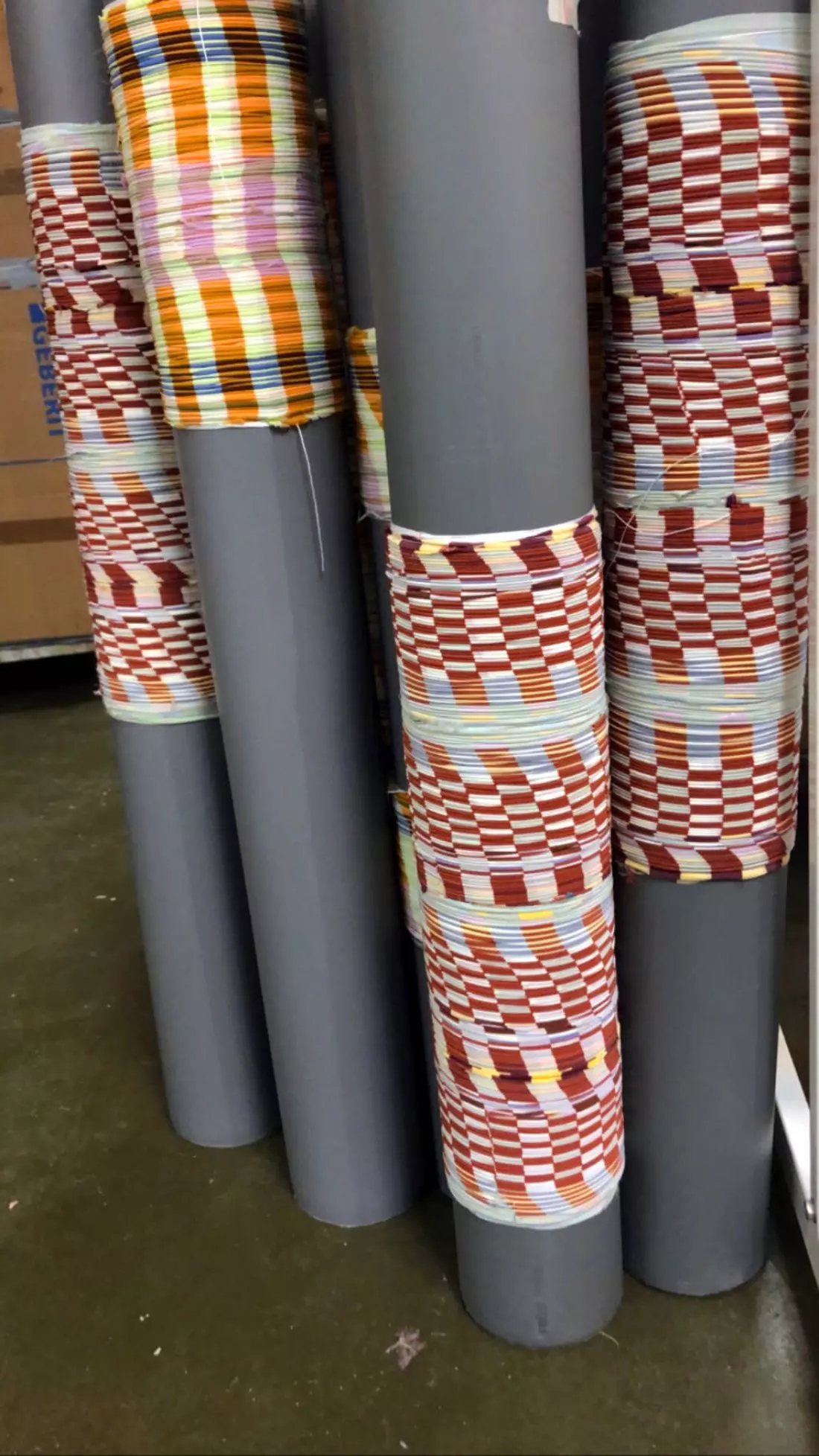 tkanina nabiera formy dzięki technice arashi shibori