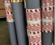projektantka wykorzystuje technikę arashi shibori