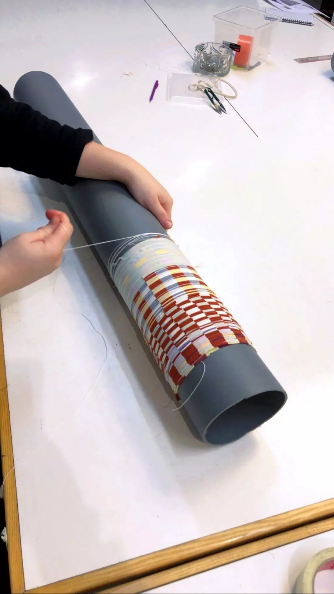 projektantka wykorzystuje technikę arashi shibori